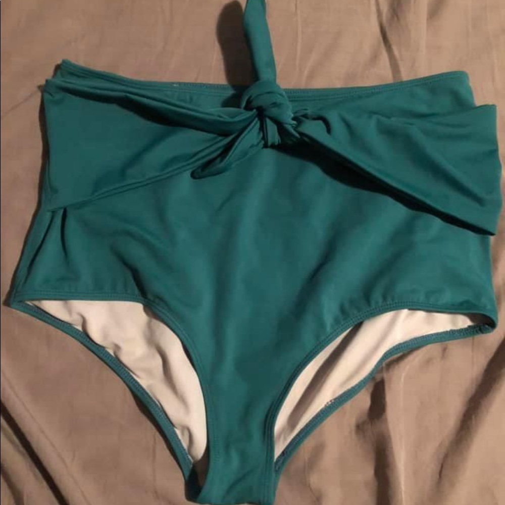 Kortni Jeane tie front bottoms. GALAPAGOS GREEN.